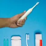 Electric toothbrush with three brush heads and waterproof design - obeepo.in